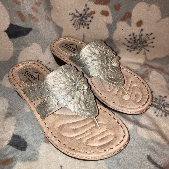 Cliffs by WHITE MOUNTAIN Metallic Sandals NWOT - Picture 1 of 5